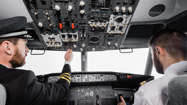 Ο μισθός πιλότου της American Airlines γίνεται viral: Οι άνθρωποι δεν μπορούν να πιστέψουν πόσα κερδίζει
