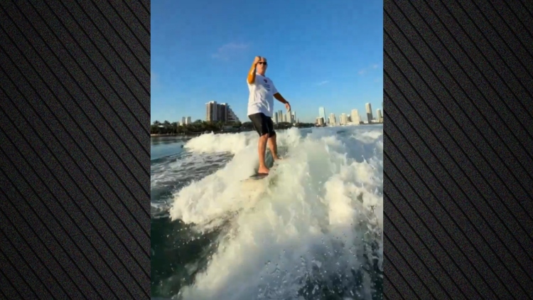 Το δεξί χέρι του Πούτιν σερφάρει στο Μαϊάμι λίγο πριν τις κρίσιμες συνομιλίες για την Ουκρανία, δείτε βίντεο