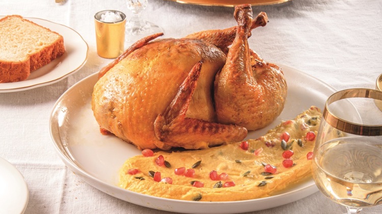 Πώς φτιάχνουμε γεμιστή φαραώνα (φραγκόκοτα); Η συνταγή,  το γέμισμα και το τέλειο ψήσιμο
