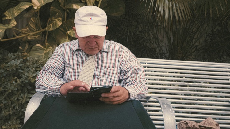 Ο 81χρονος που έγινε influencer με τις αισιόδοξες συμβουλές του στο TikTok: «Με αποκαλούν “παππού”»
