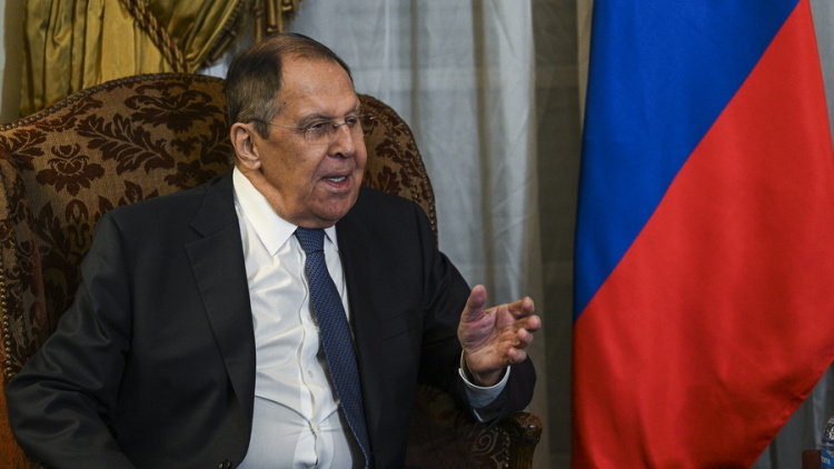 Η Δύση πρέπει να καταλάβει ότι η Ρωσία έχει το πάνω χέρι στον πόλεμο, λέει ο Λαβρόφ