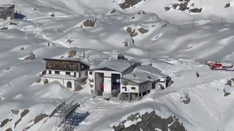 Ατύχημα με τελεφερίκ στην Ιταλία: Τέσσερις τραυματίες, εγκλωβίστηκαν 100 επιβάτες στα 2.800 μέτρα