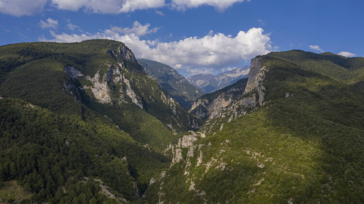 
Πόσους επισκέπτες αντέχει ο Όλυμπος; Στο μικροσκόπιο η φέρουσα ικανότητα του βουνού