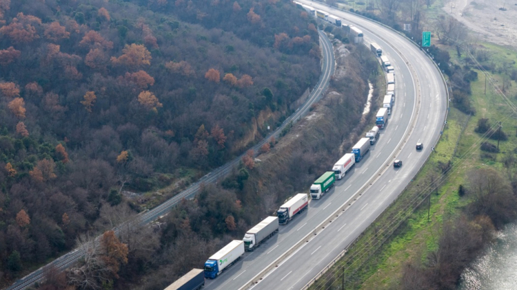 Άνοιξε ο Προμαχόνας, ξεμπλόκαραν πάνω από 1.000 νταλίκες - Πού υπάρχουν αγροτικά μπλόκα και ποια σημεία είναι ελεύθερα
