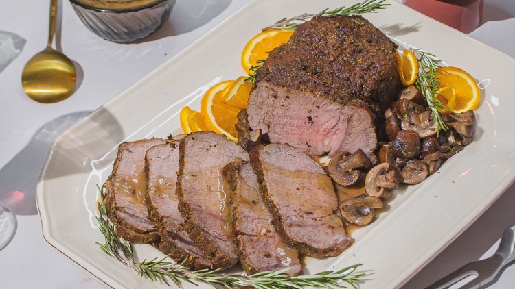 Roast beef με «ξηρή μαρινάδα», μανιτάρια και σάλτσα πορτοκάλι
