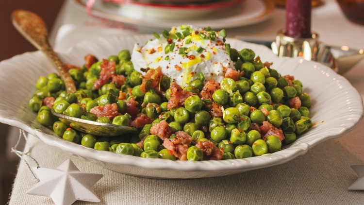 Ζεστή σαλάτα με αρακά φούρνου, πανσέτα και κατσικίσιο τυρί
