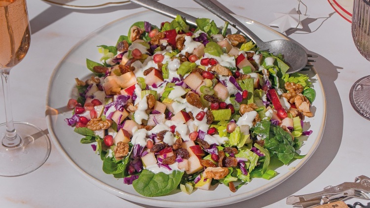 Σαλάτα με λαχανικά και φρούτα εποχής
