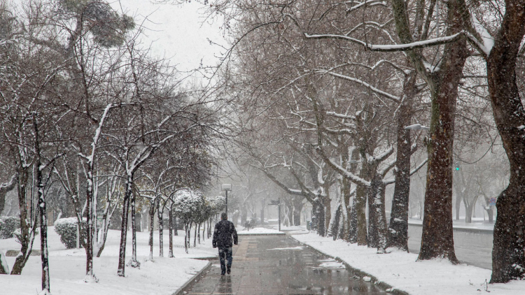 Ισχυρή ψυχρή εισβολή φέρνει κρύο και χιόνια με νιφάδες ακόμα και στην Αττική: Οι προβλέψεις Κολυδά, Καλλιάνου και Λαγουβάρδου