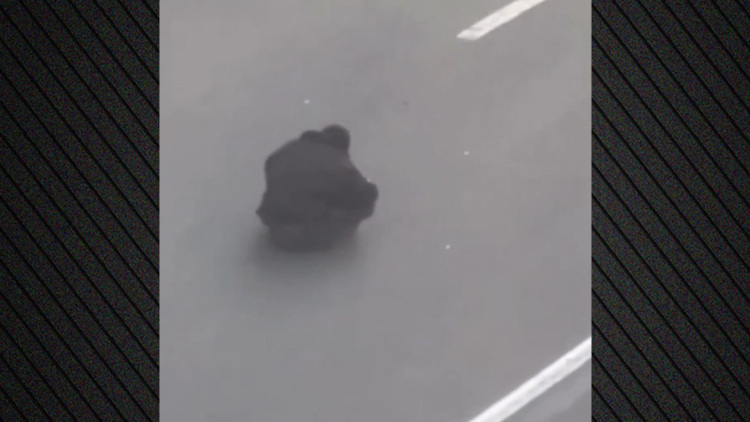 Ο καθιστός διαδηλωτής της Τεχεράνης: Εικόνες που θυμίζουν την Τιενανμέν στο Ιράν, δείτε βίντεο