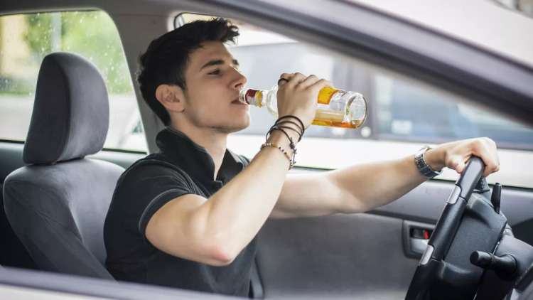 Αλκοόλ και οδήγηση: Πότε η ασφάλιση «γυρίζει την πλάτη» στον οδηγό
