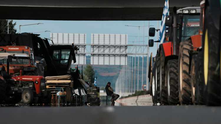 Μετά τις γιορτές κρίνεται αν η κυβέρνηση πάει για plan A ή plan B με τα αγροτικά μπλόκα, διάλογος και πρόστιμα στο τραπέζι