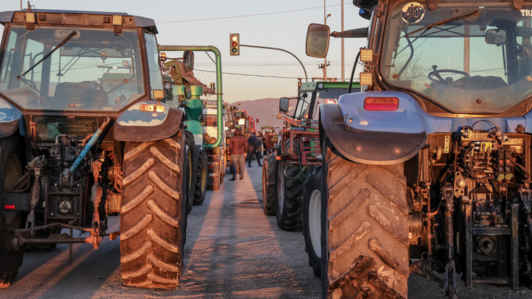 Μετά τις γιορτές κρίνεται αν η κυβέρνηση πάει για plan A ή plan B με τα αγροτικά μπλόκα, διάλογος και πρόστιμα στο τραπέζι