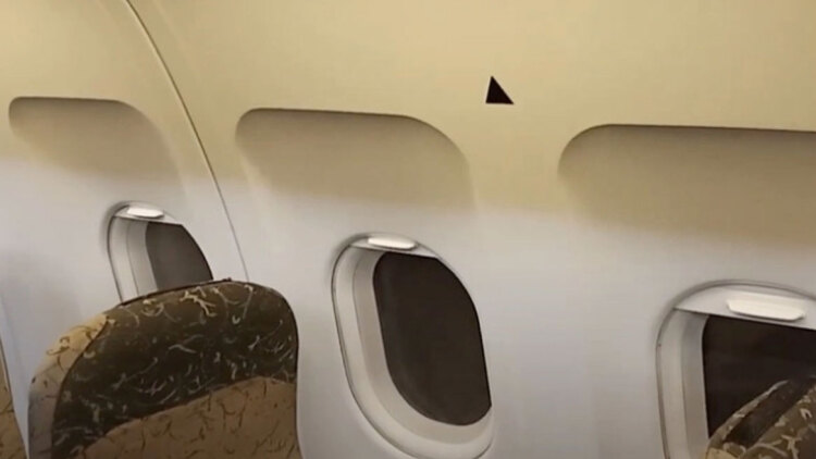 Πού χρησιμεύουν τα μικρά τρίγωνα πάνω από τα παράθυρα στα αεροπλάνα