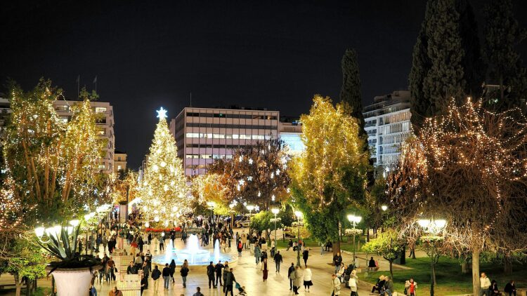 Η χειμερινή Αθήνα και η ιεροτελεστία της Πρωτοχρονιάς
