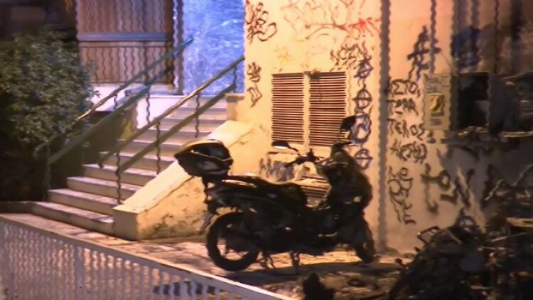 Θεσσαλονίκη: Πυρκαγιά σε είσοδο πολυκατοικίας - Ζημιές σε τρεις μηχανές