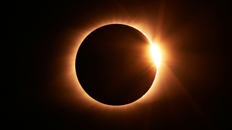 Το 2026 ξεκινά η «χρυσή εποχή» εκλείψεων: Πότε θα δούμε το ματωμένο φεγγάρι, το δαχτυλίδι της φωτιάς και την ολική έκλειψη