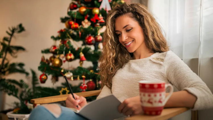 Νέα χρονιά: Πώς οι ευχές και οι στόχοι μάς δίνουν δύναμη – Η ψυχολόγος εξηγεί