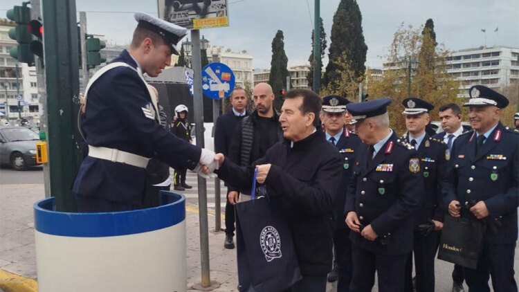 Ο Χρυσοχοΐδης αντάλλαξε ευχές και έδωσε δώρα στον τροχονόμο στο βαρέλι στην πλατεία Συντάγματος
