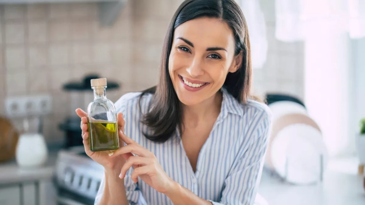 Τι θα συμβεί αν πίνουμε ένα σφηνάκι ελαιόλαδο κάθε μέρα – Απαντά η Λίνσει που το δοκίμασε για 2 εβδομάδες
