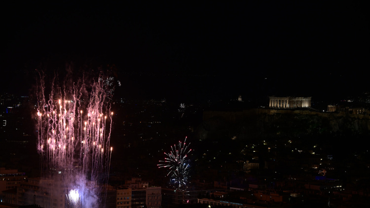 Με πυροτεχνήματα, drones και πολλή μουσική υποδέχθηκε η Ελλάδα το 2026: Δείτε βίντεο και φωτογραφίες