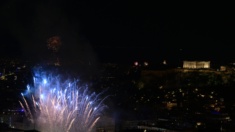 Με πυροτεχνήματα, drones και πολλή μουσική υποδέχθηκε η Ελλάδα το 2026: Δείτε βίντεο και φωτογραφίες