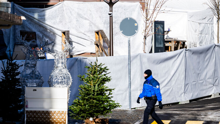 Τραγωδία στο Κραν Μοντανά: «Σερβιτόρος στους ώμους συναδέλφου του έβαλε φωτιά στο ταβάνι του μπαρ με βεγγαλικό» λέει αυτόπτης μάρτυρας