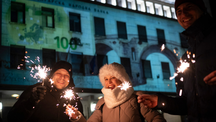 Βούλγαροι υποδέχθηκαν τη νέα χρονιά και το ευρώ με πυροτεχνήματα μπροστά από την Εθνική Τράπεζα