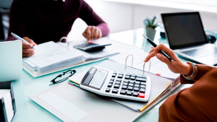 Το οικονομικό πακέτο του 2026: Οι αυξήσεις στους μισθούς, οι μειώσεις στους φόρους, ποιοι ωφελούνται