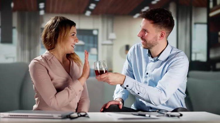 Ήπαρ: Πόσο χρόνο χρειάζεται για να «καθαρίσει» από το αλκοόλ; Οι ειδικοί απαντούν
