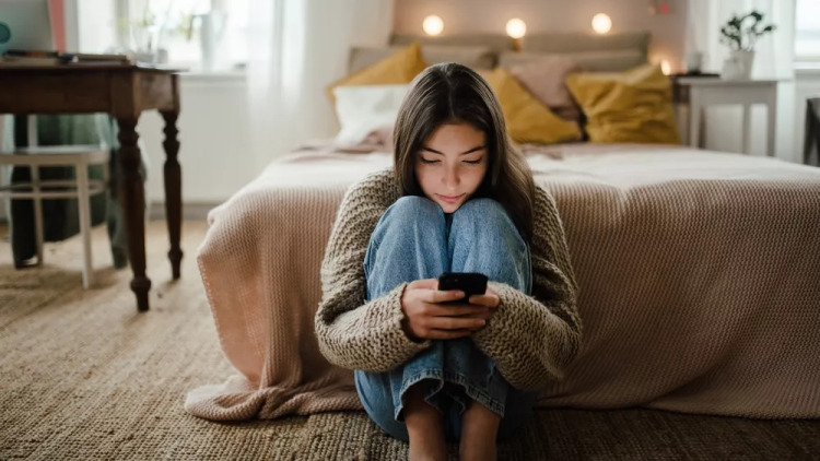 Ποια ψηφιακά μέσα αποσπούν τους εφήβους και «ευθύνονται» για άνοδο της ΔΕΠΥ
