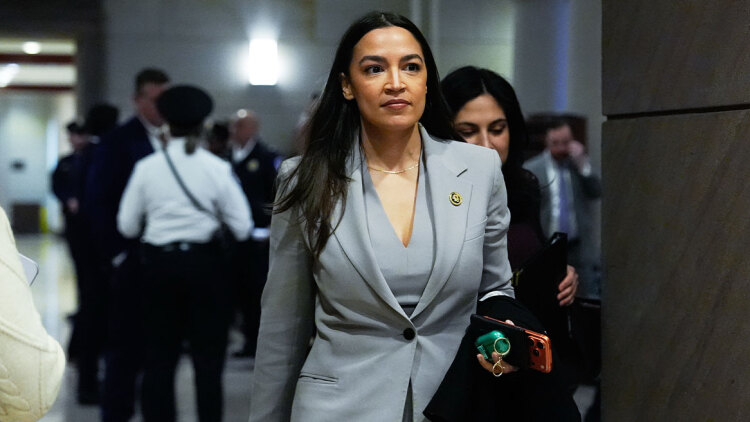 «Δεν είναι για τα ναρκωτικά, γίνεται για το πετρέλαιο»: Επίθεση βουλευτή των Δημοκρατικών κατά του Τραμπ για τη σύλληψη Μαδούρο