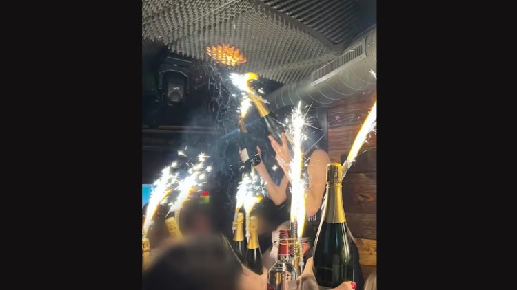 Κραν Μοντανά: Νέα φωτογραφία δείχνει ακριβώς τη στιγμή που «αρπάζει» η οροφή του μπαρ