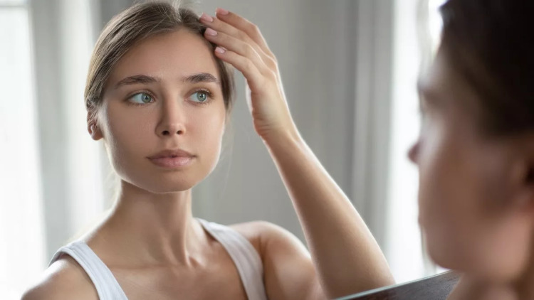 Σε ποια ηλικία «γερνούν» τα μαλλιά; Πολύ νωρίτερα απ’ ότι νομίζαμε
