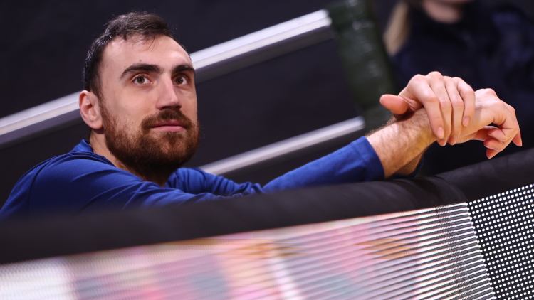 Ολυμπιακός: Αιμάτωμα στο γόνατο ο Μιλουτίνοφ, ταξίδεψε στη Θεσσαλονίκη αλλά δεν παίζει με τον Άρη