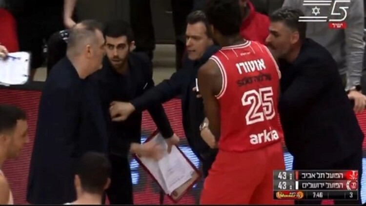 Απίστευτη έκρηξη Ιτούδη: Έξαλλος με τους διαιτητές, τον συγκράτησε ο Οτούρου