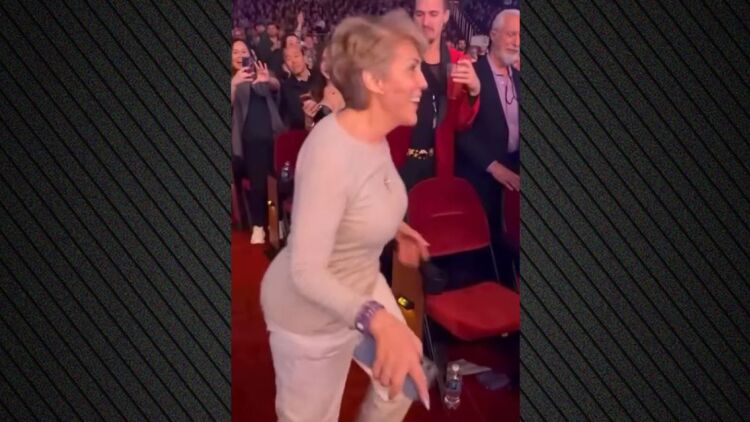 Τζένιφερ Λόπεζ: Ο viral χορός της μητέρας της σε εμφάνιση της τραγουδίστριας στο Λας Βέγκας