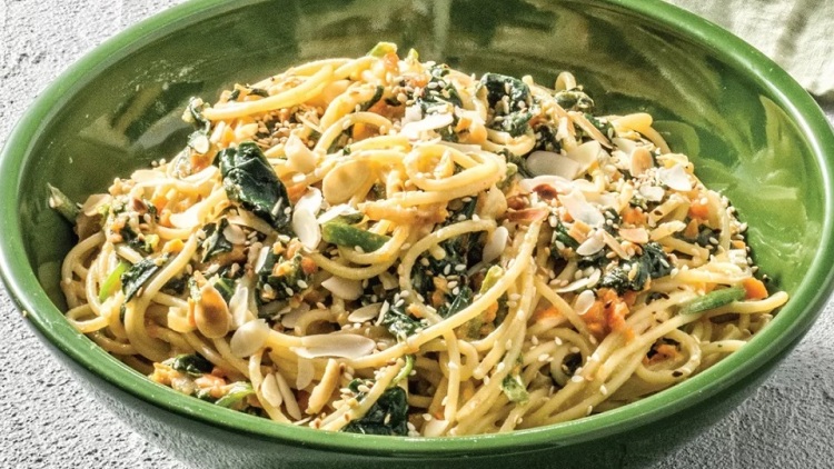 Η συνταγή της ημέρας: Μακαρονάδα με σπανάκι, ταχίνι και αμύγδαλα. Το μενού της εβδομάδας (5/1-11/1)