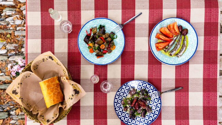 5 παραδοσιακά καφενεία που κρατούν τη φλόγα της ελληνικότητας αναμμένη
