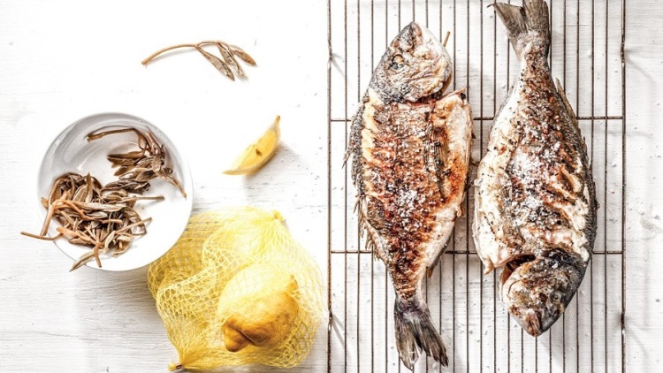 Τσιπούρες με κρίταμο και σκόρδο
