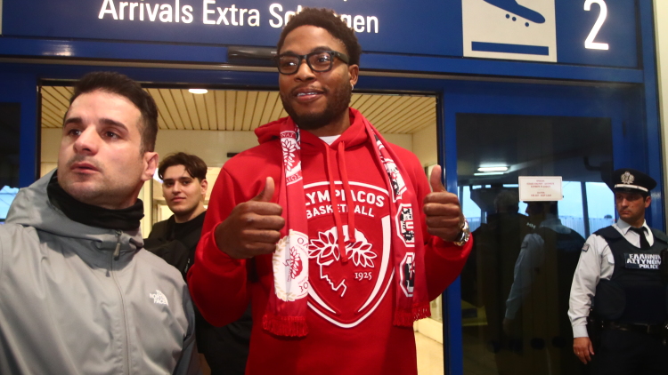 Στην Αθήνα ο Ταϊρίκ Τζόουνς για λογαριασμό του Ολυμπιακού: «Είμαι χαρούμενος που θα δουλέψω με τον Μπαρτζώκα»
