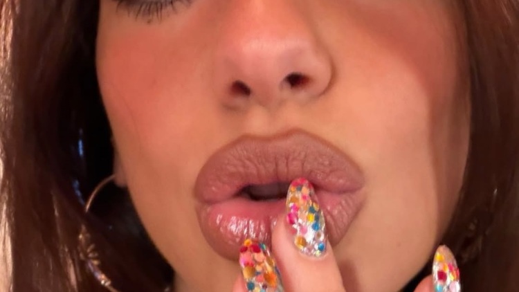 H Dua Lipa υποδέχεται τη νέα χρονιά με ένα manicure που θυμίζει confetti
