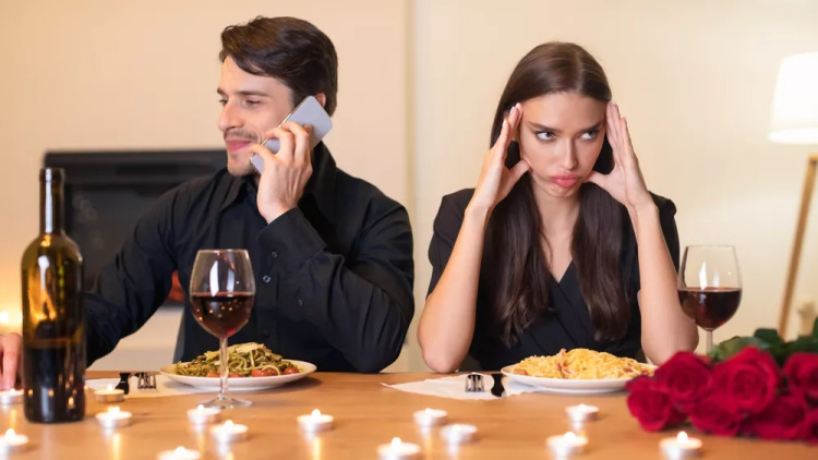 Εάν το ένστικτό σας λέει ότι η σχέση δεν θα δουλέψει, ακούστε το – 3 καμπανάκια κινδύνου
