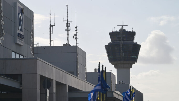 Τα σενάρια για το μπλακάουτ που έκλεισε τον εναέριο χώρο: Τι λένε ΥΠΑ, υπ. Μεταφορών και ελεγκτές εναέριας κυκλοφορίας