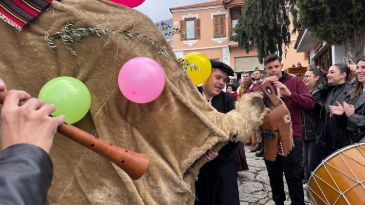 Ραγκουτσάρια, Καμήλες και Τζαμαλάρια: Τα έθιμα που αναβιώνουν στη Βόρεια Ελλάδα για τα Θεοφάνια