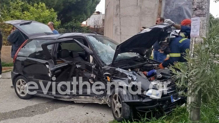 Εύβοια: Σφοδρή σύγκρουση δύο αυτοκινήτων στο Αλιβέρι, εγκλωβίστηκε μια γυναίκα