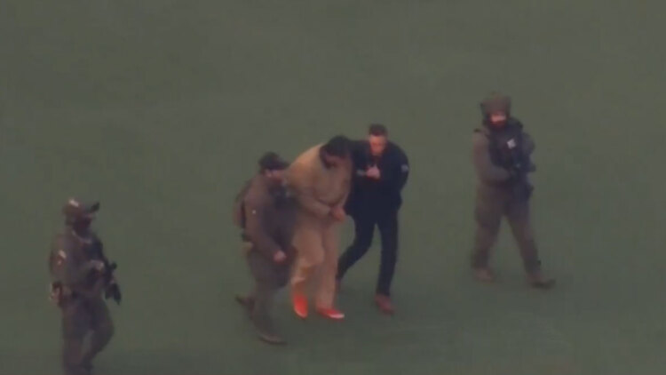 Με ελικόπτερο και φορώντας καφέ φόρμα μεταφέρεται ο Μαδούρο στο δικαστήριο, δείτε live εικόνα