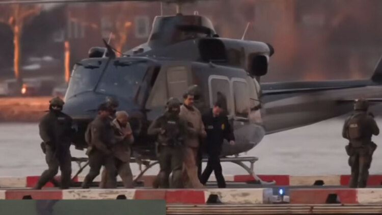 Με ελικόπτερο, πάνοπλους αστυνομικούς και φορώντας καφέ φόρμα μεταφέρεται ο Μαδούρο στο δικαστήριο, δείτε live εικόνα