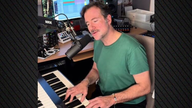 Ο Κωστής Μαραβέγιας ερμήνευσε το «Κάτι ξέρεις»: Ρία Ελληνίδου σε κατάθλιψη, έγραψε