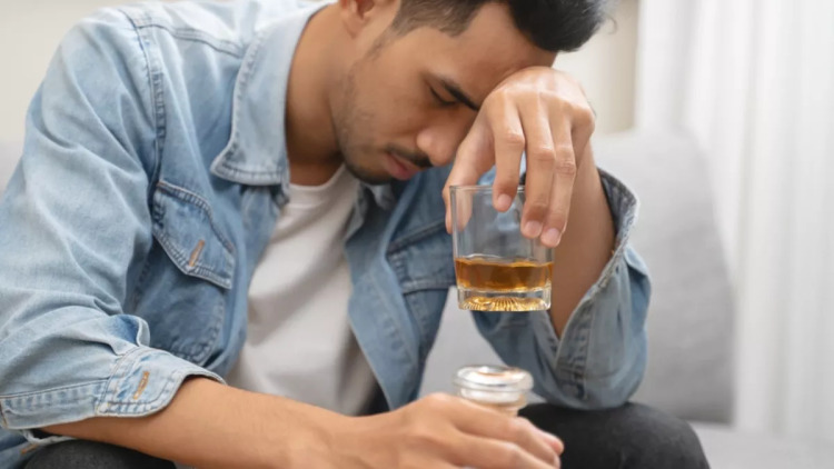 Τι θα συμβεί αν κόψουμε απότομα το αλκοόλ; Ένας γιατρός προειδοποιεί για τους κινδύνους
