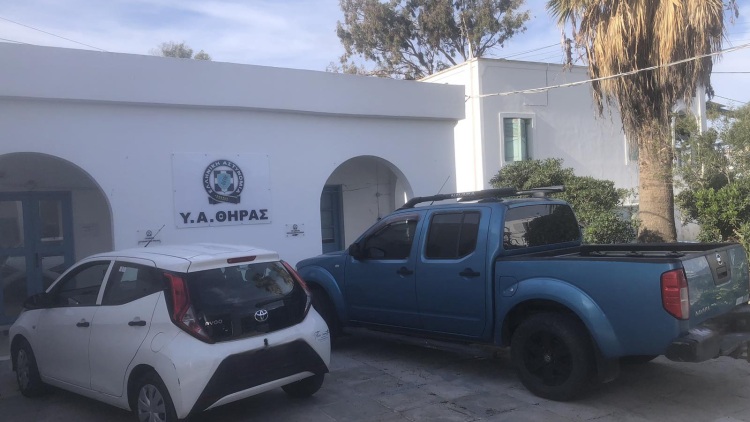 Τρεις ανήλικοι έκλεψαν όχημα και προκάλεσαν τροχαίο στη Σαντορίνη
